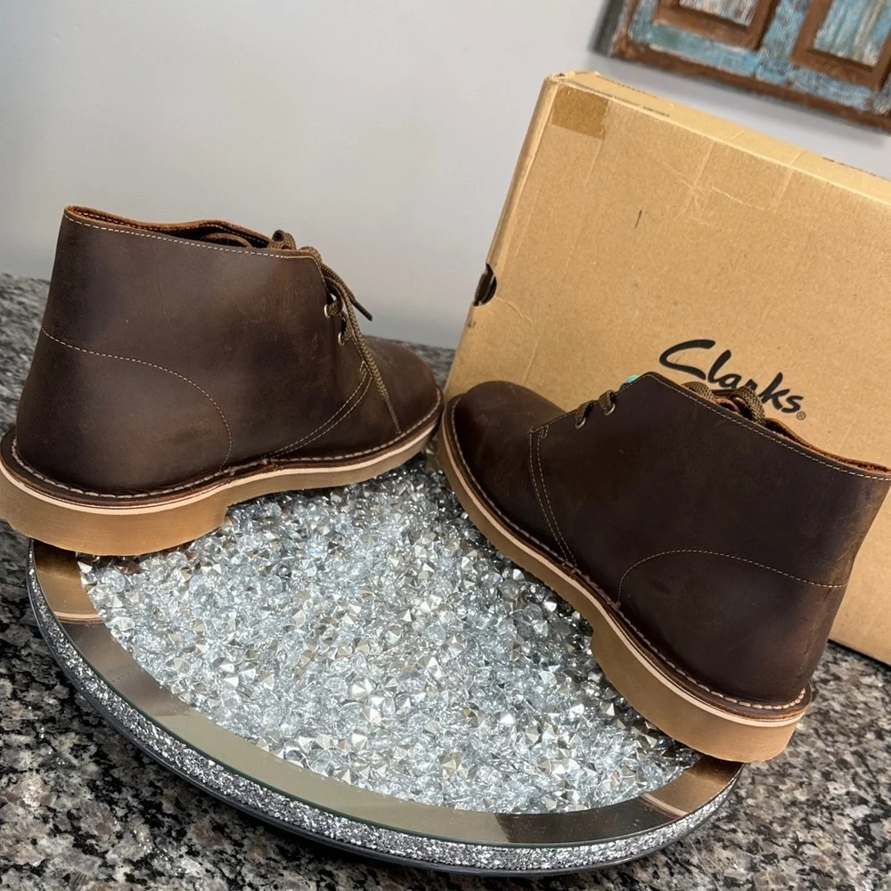Clarks Men’s Dark Brown leather Chukka Boots with Tan Sole NEW 12W